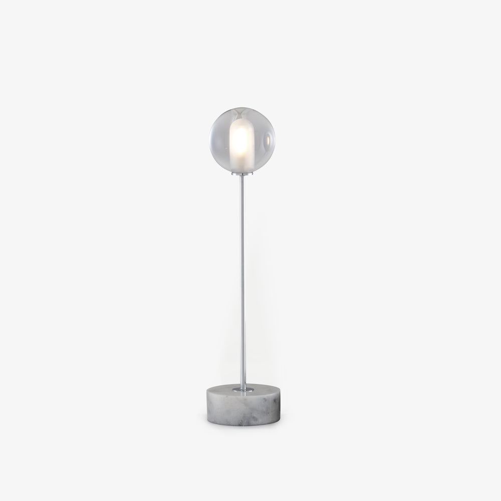 Lampa stołowa Calot — Ligne Roset, kula szklana na metalnym słupku, podstawa marmurowa, widok frontalny