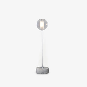 Lampa stołowa Calot — Ligne Roset, kula szklana na metalnym słupku, podstawa marmurowa, widok frontalny