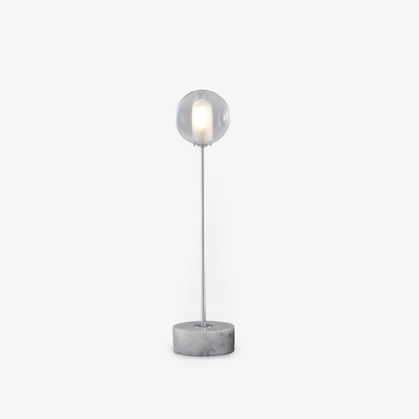 Lampa stołowa Calot — Ligne Roset, kula szklana na metalnym słupku, podstawa marmurowa, widok frontalny