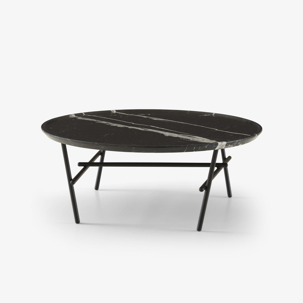 Stolik kawowy Yuragi — Ligne Roset, blat marmurowy czarny, nogi metalowe, widok z przodu