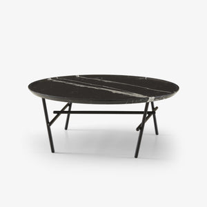 Stolik kawowy Yuragi — Ligne Roset, blat marmurowy czarny, nogi metalowe, widok z przodu