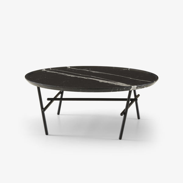 Stolik kawowy Yuragi — Ligne Roset, blat marmurowy czarny, nogi metalowe, widok z przodu