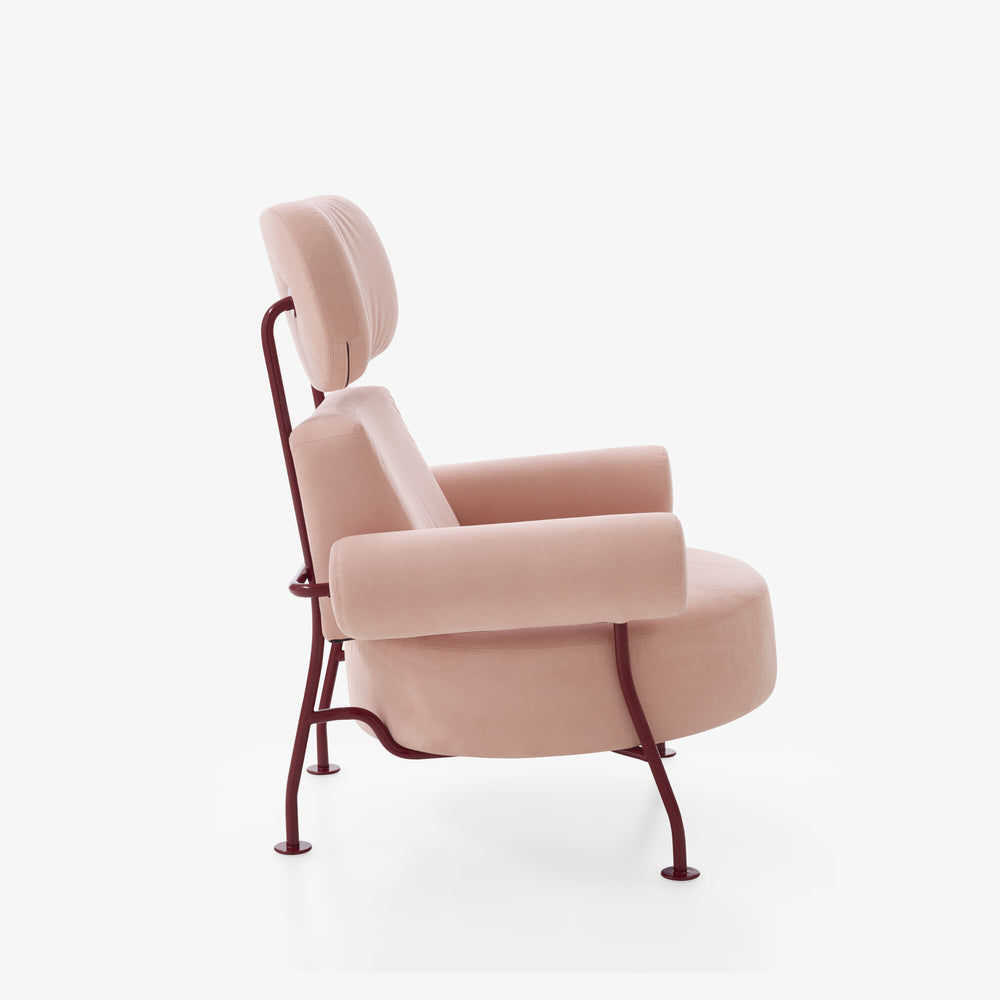 Fotel Astair — Ligne Roset, tapicerka w tkaninie pudrowy róż, widok z przodu