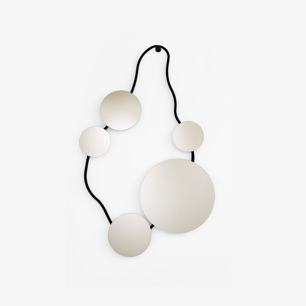 Lustro Wall Jewellery_01 — Ligne Roset, kompozycja kul na czarnym sznurku, widok na białym tle