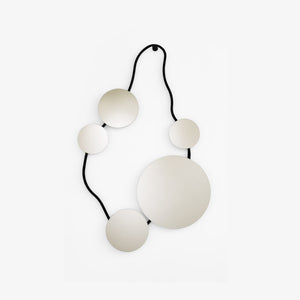 Lustro Wall Jewellery_01 — Ligne Roset, kompozycja kul na czarnym sznurku, widok na białym tle