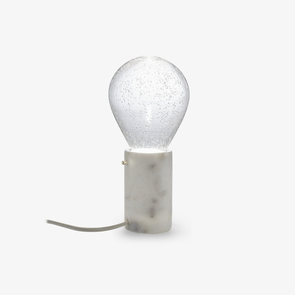 Lampa stołowa Mayfly — Ligne Roset, kula z teksturą, podstawa marmurowa, widok frontalny