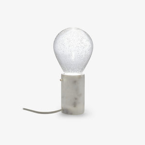 Lampa stołowa Mayfly — Ligne Roset, kula z teksturą, podstawa marmurowa, widok frontalny