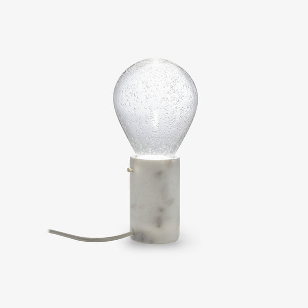 Lampa stołowa Mayfly — Ligne Roset, kula z teksturą, podstawa marmurowa, widok frontalny