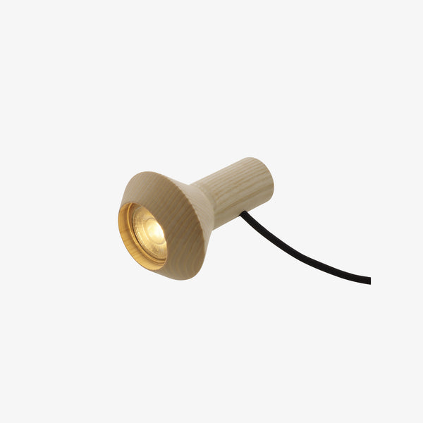 Lampa stołowa Clampy — Ligne Roset, obudowa drewniana jesion, głowica złota, widok z przodu