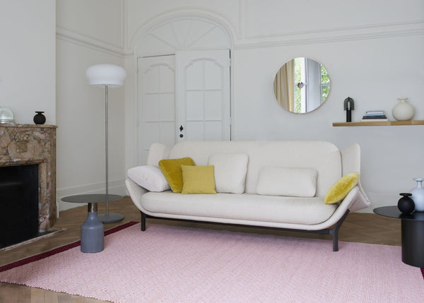 Clam — sofa rozkładana w aranżacji salonu, tapicerka jasna, poduszki żółte