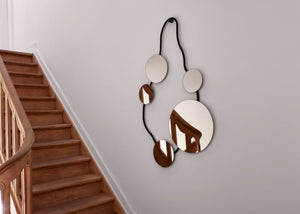 Wall Jewellery_01 — aranżacja na ścianie obok drewnianych schodów, lustro z drewnianymi elementami dekoracyjnymi