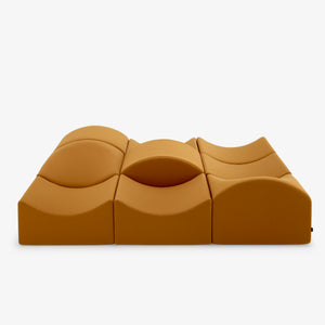 Sofa Asmara — Ligne Roset, tapicerka w kolorze musztardowym, widok z przodu