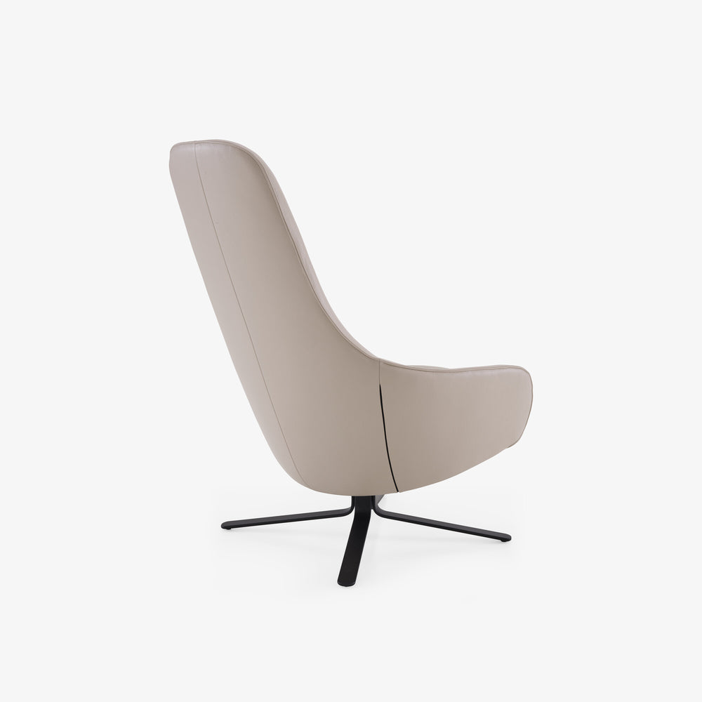 Fotel Moa — Ligne Roset, tapicerka beżowa, wysokie oparcie, widok z przodu