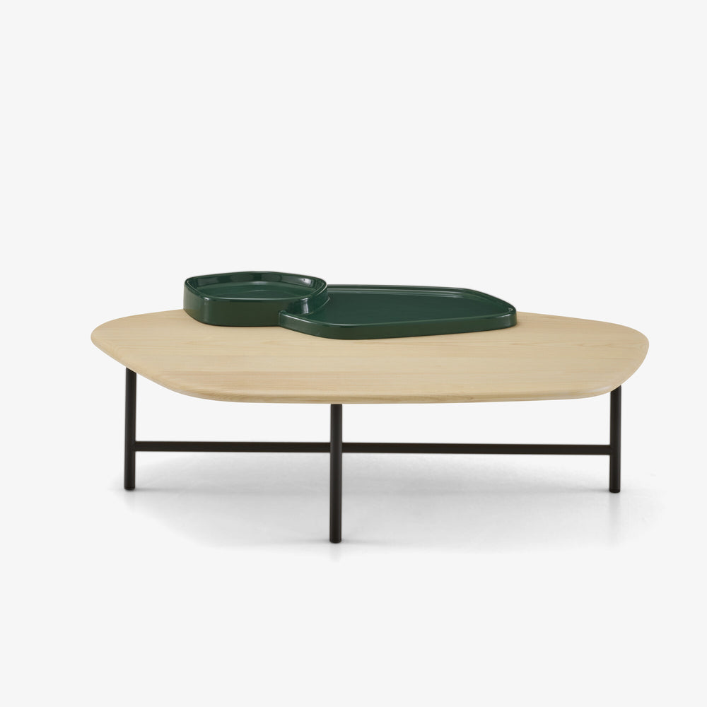 Stolik kawowy Lewa — Ligne Roset, blat drewniany, nogi metalowe czarne, widok z przodu