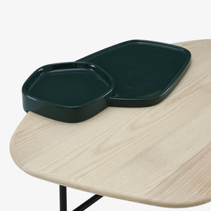 Lewa — zasobniki ceramiczne w kolorze zielonym, zbliżenie na blacie