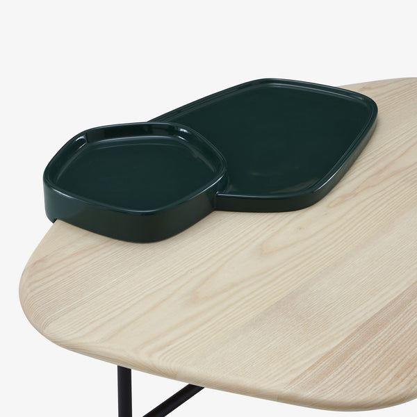 Lewa — zasobniki ceramiczne w kolorze zielonym, zbliżenie na blacie