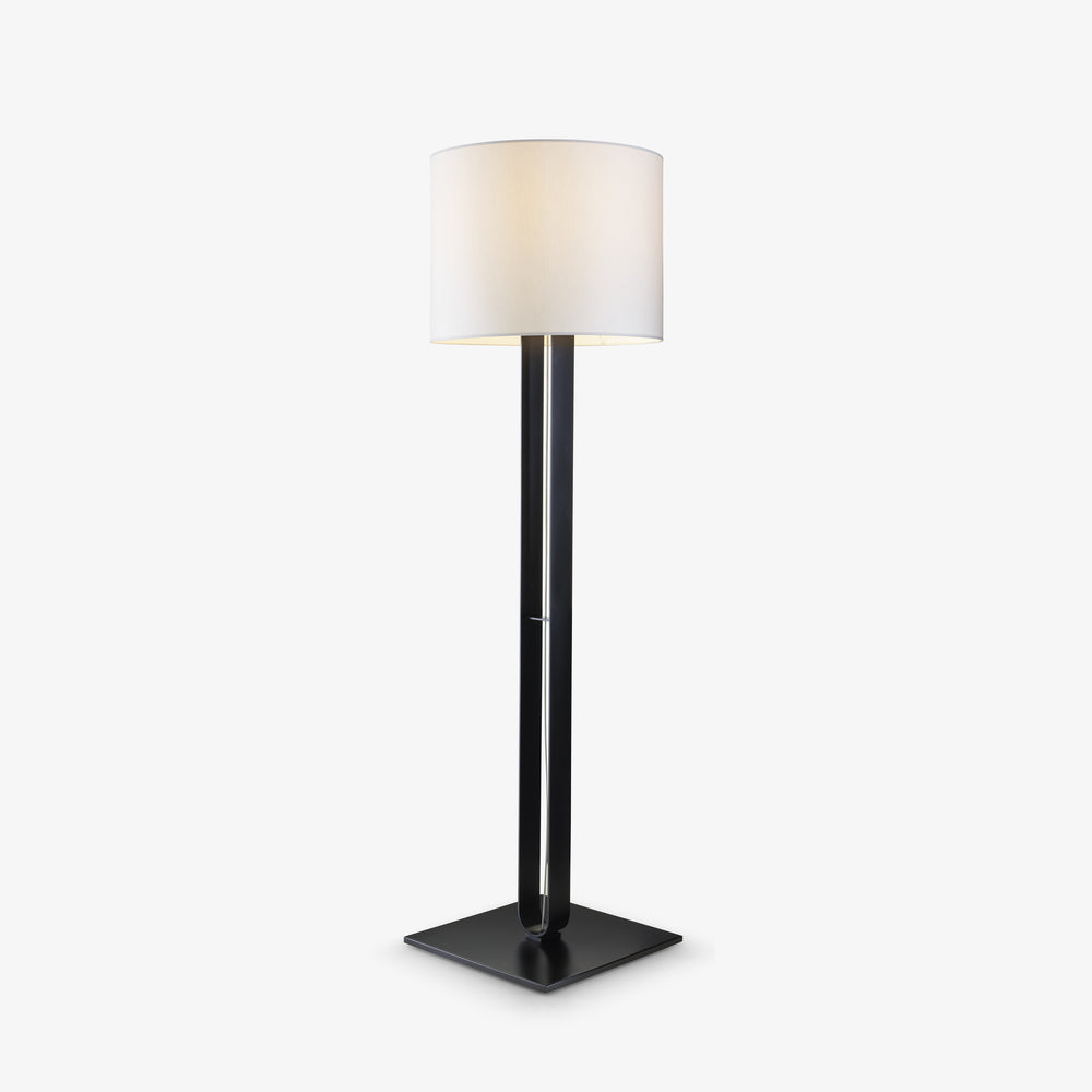 Lampa podłogowa U-turn — Ligne Roset, abażur cylindryczny, nogi metalowe, widok z przodu