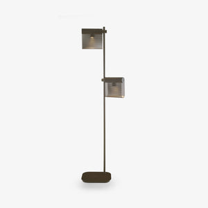 Lampa podłogowa Grid Bronze — Ligne Roset, dwa abażury z siatką metalową, widok z przodu