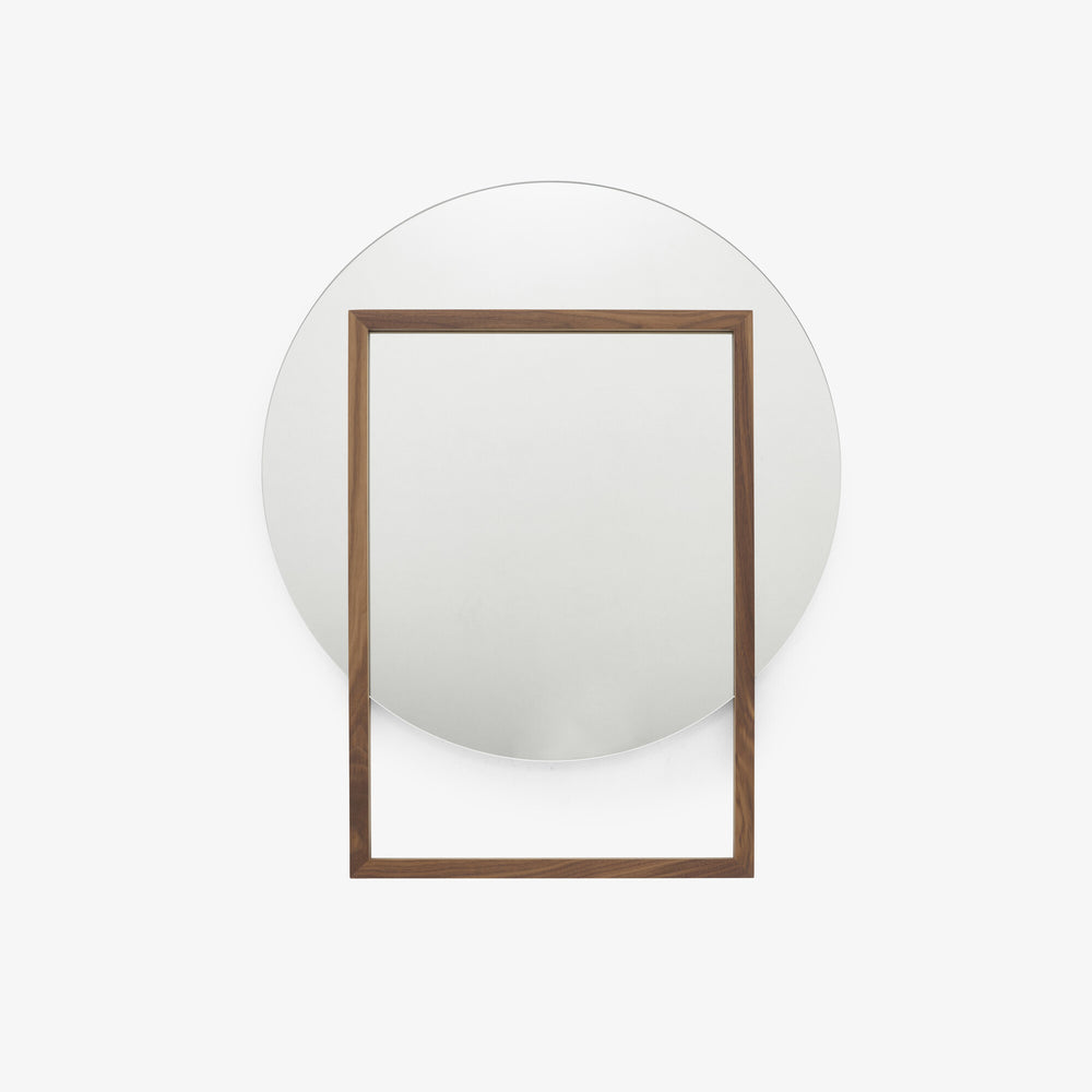 Lustro Reunion — Ligne Roset, okrągłe lustro w ramie drewnianej, widok frontalny