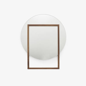 Lustro Reunion — Ligne Roset, okrągłe lustro w ramie drewnianej, widok frontalny