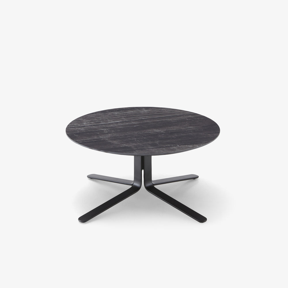 Stolik kawowy Moa — Ligne Roset, blat marmurowy, nogi metalowe, widok z przodu