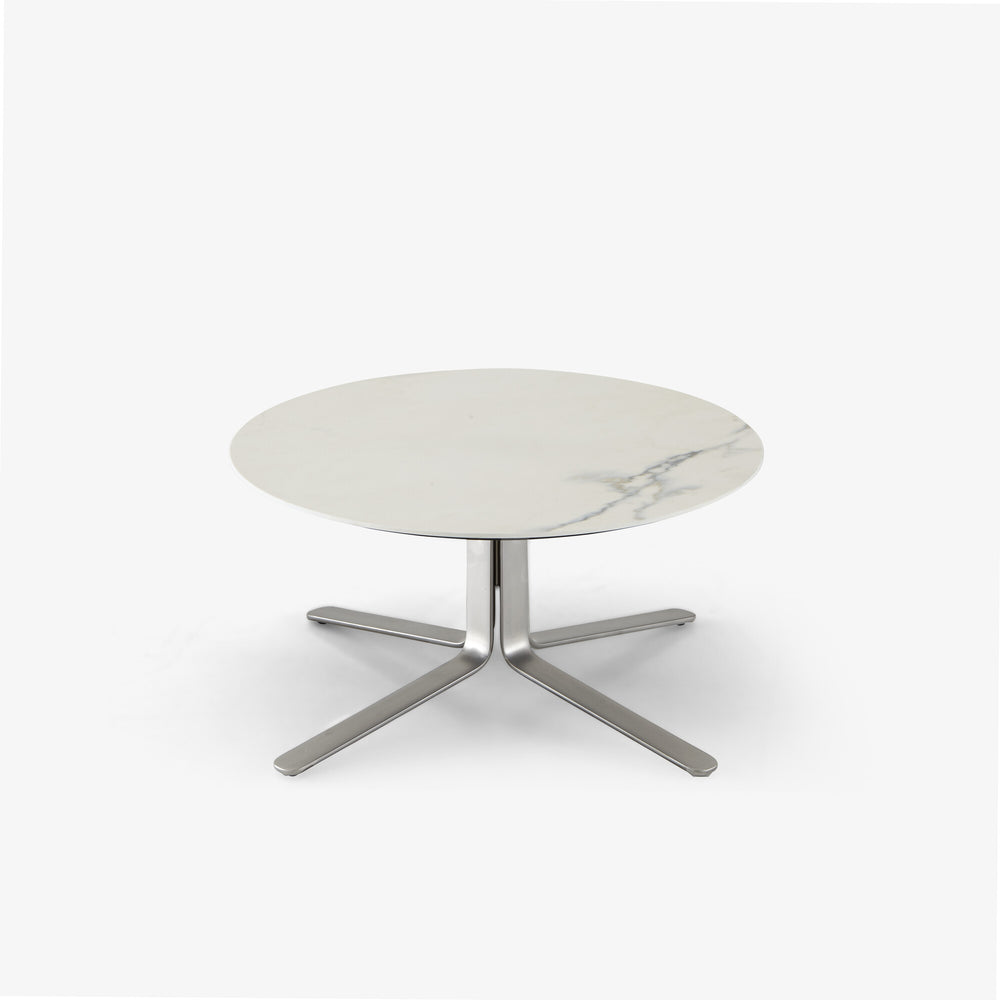 Stolik kawowy Moa — Ligne Roset, blat marmurowy, nogi metalowe, widok z przodu