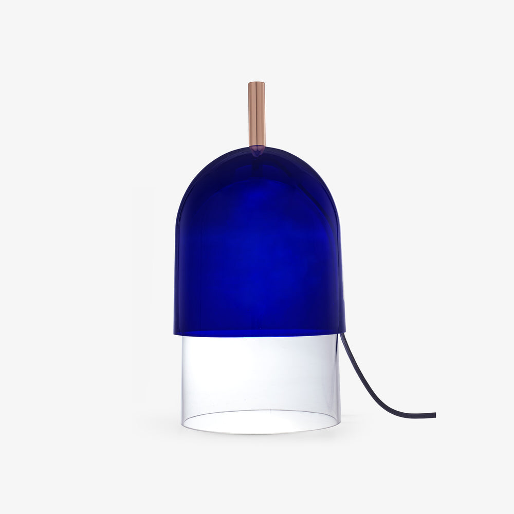 Lampa stołowa Heure bleue — Ligne Roset, klosz niebieski z przezroczystą podstawą, widok z przodu