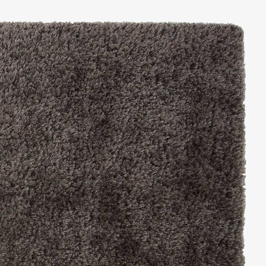 Dywan Jazz Graphite — Ligne Roset, widok z przodu, włochacz w kolorze antracyt