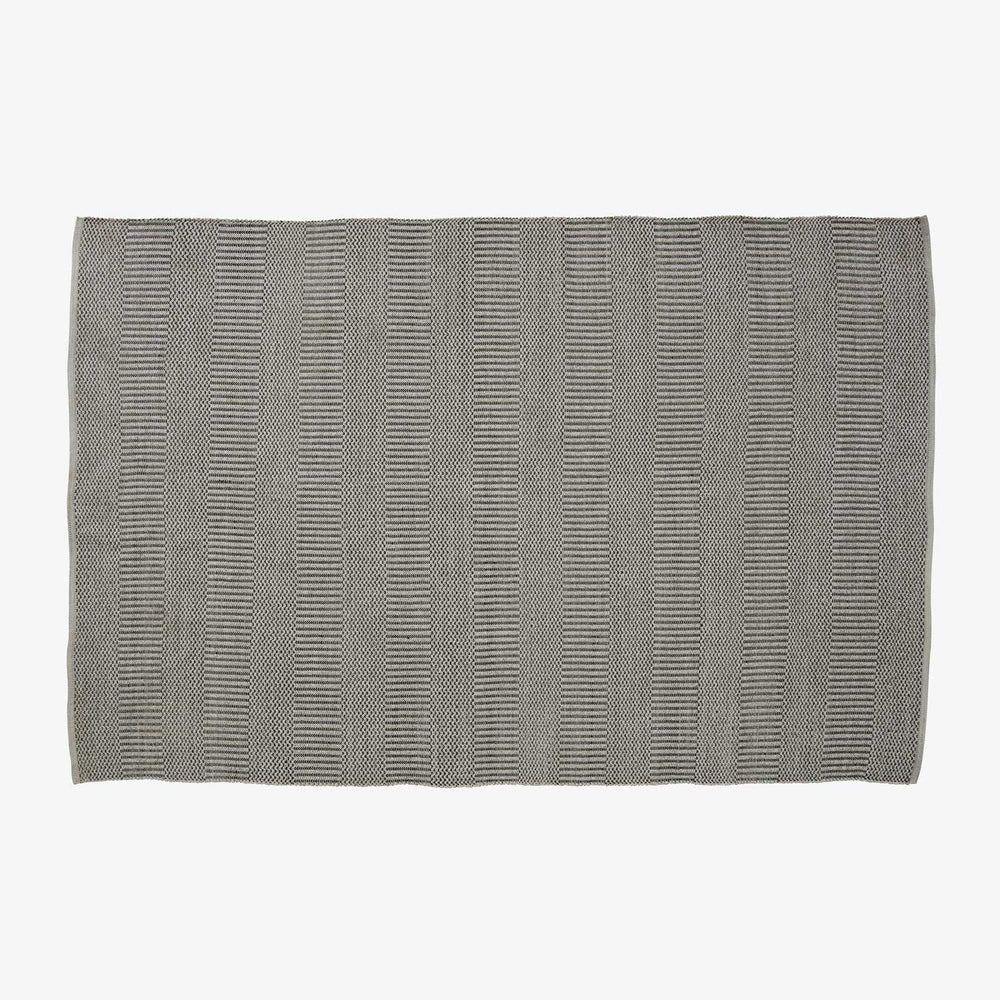 Dywan July — Ligne Roset, tkanina w kolorze szarym, wzór w pionowe prążki, widok z góry
