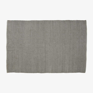 Dywan July — Ligne Roset, tkanina w kolorze szarym, wzór w pionowe prążki, widok z góry