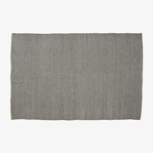 Dywan July — Ligne Roset, tkanina w kolorze szarym, wzór w pionowe prążki, widok z góry