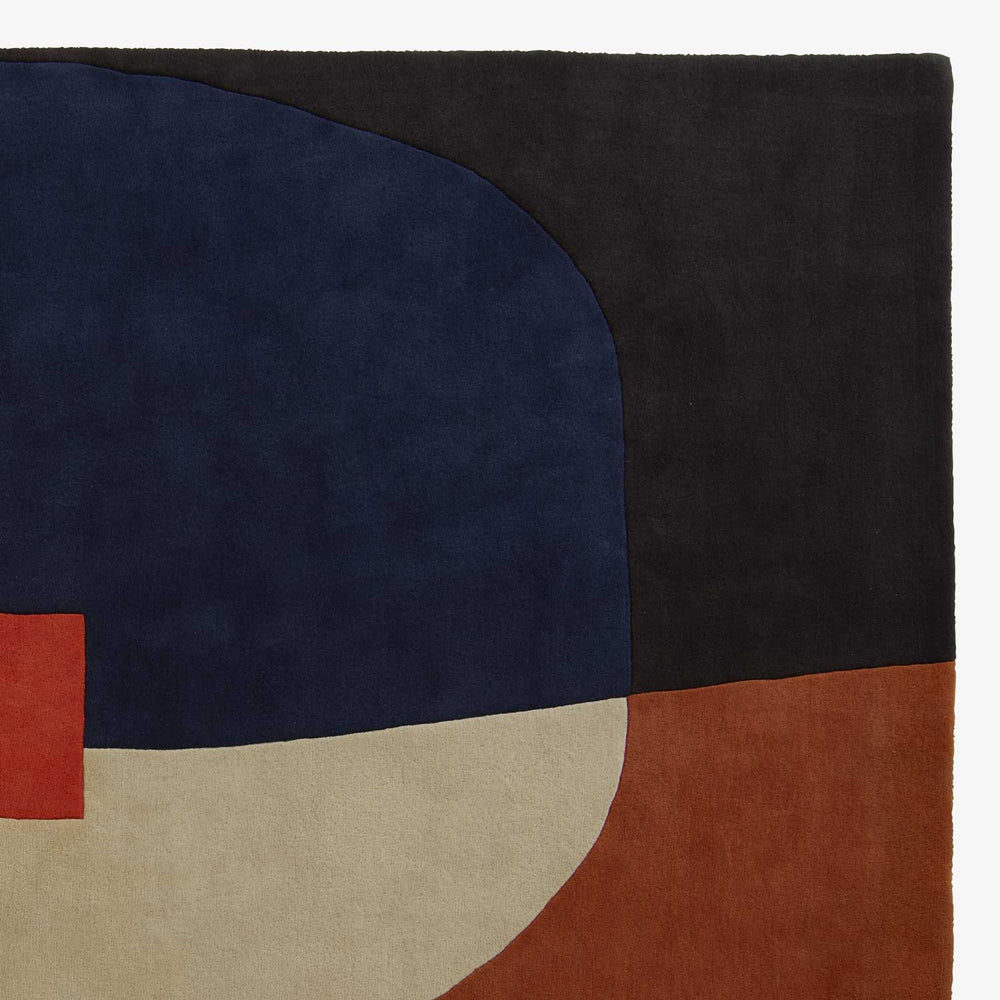 Dywan Naïf — Ligne Roset, geometryczne kształty w kolorach granatowym, terakoty i kremowym, widok całości
