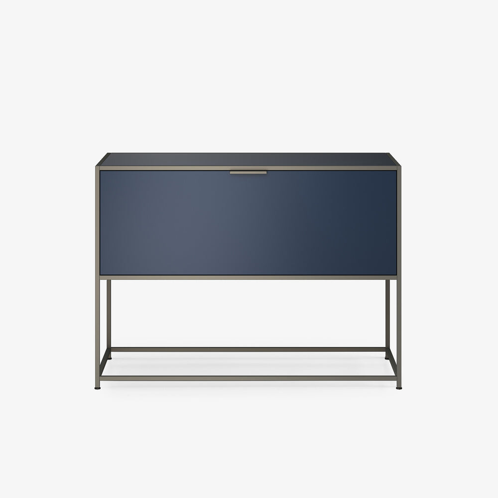 Konsola Dita — Ligne Roset, front z klapą w kolorze antracyt, metalowa rama, widok z przodu