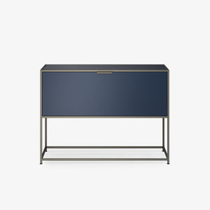 Konsola Dita — Ligne Roset, front z klapą w kolorze antracyt, metalowa rama, widok z przodu