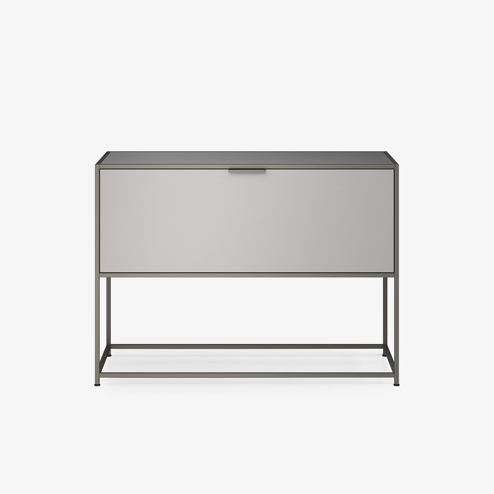 Konsola Dita — Ligne Roset, front z klapą w kolorze antracyt, metalowa rama, widok z przodu
