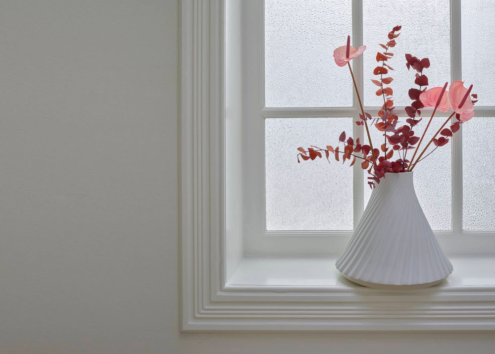 Wazon Twirl — Ligne Roset, biały porcelana, pionowe żeberka, widok z przodu