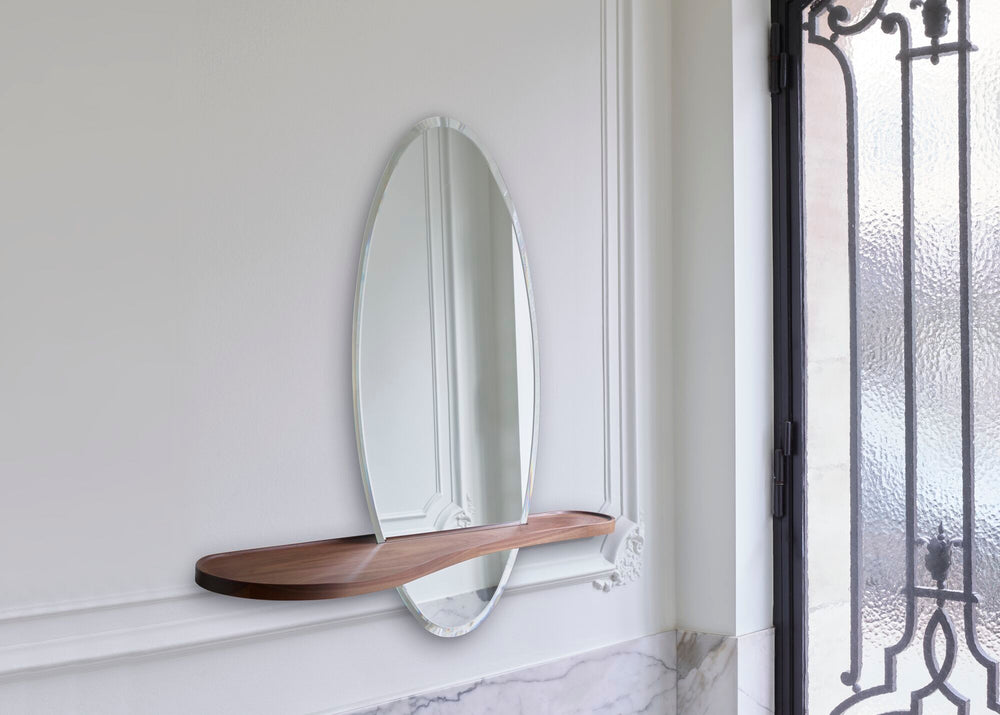 Lustro Bienvenue — Ligne Roset, owalne lustro z drewnianą półką, widok z przodu