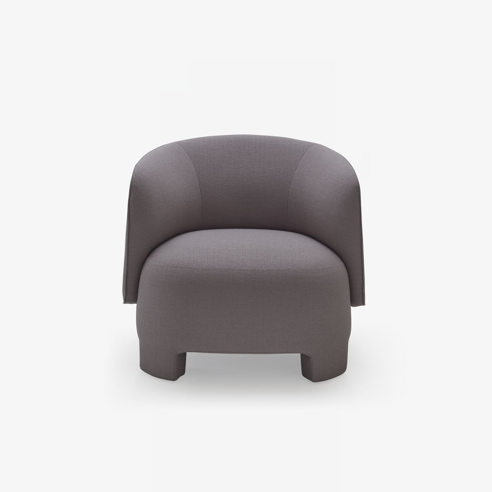 Fotel Taru — Ligne Roset, tapicerka w tkaninie szarej, widok z przodu