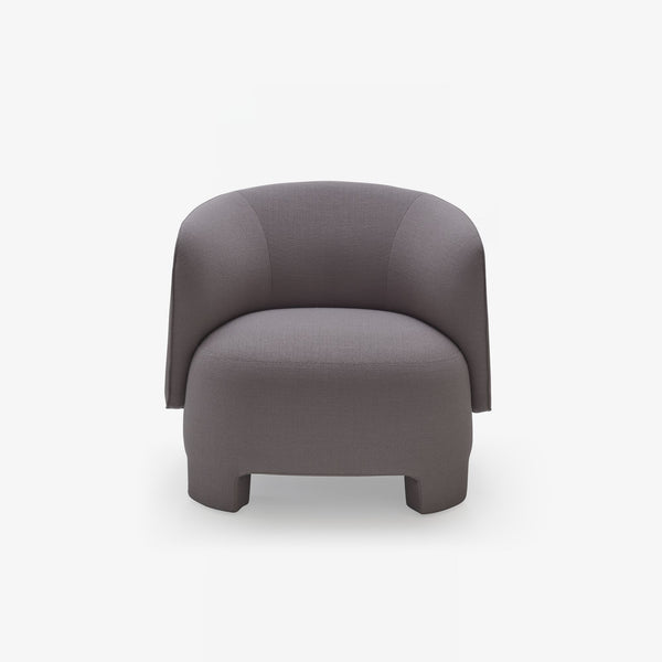 Fotel Taru — Ligne Roset, tapicerka w tkaninie szarej, widok z przodu