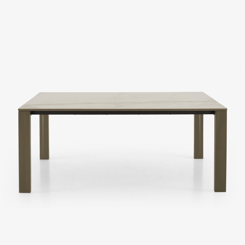 Stół Naïa — Ligne Roset, blat drewniany, nogi w kolorze khaki, widok z przodu