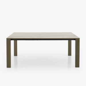 Stół Naïa — Ligne Roset, blat drewniany, nogi w kolorze khaki, widok z przodu
