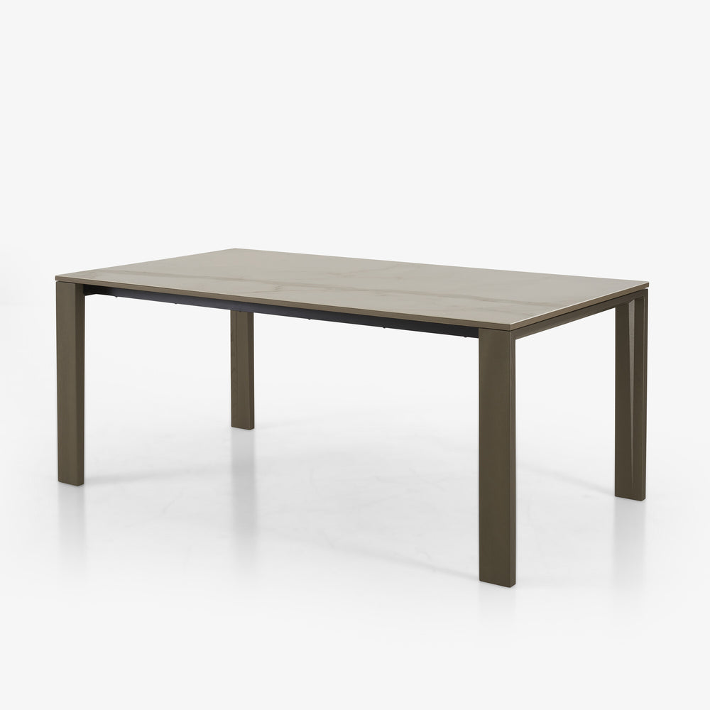 Stół Naïa — Ligne Roset, blat drewniany, nogi w kolorze khaki, widok z przodu