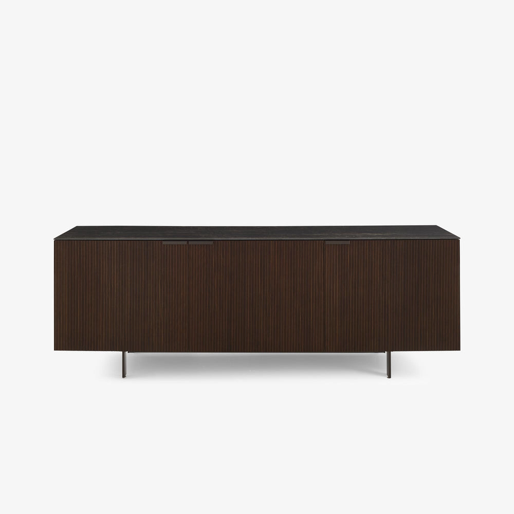 Komoda Selvans 3-drzwiowa — Ligne Roset, front z drewnem w rytmie pionowym, nogi metalowe