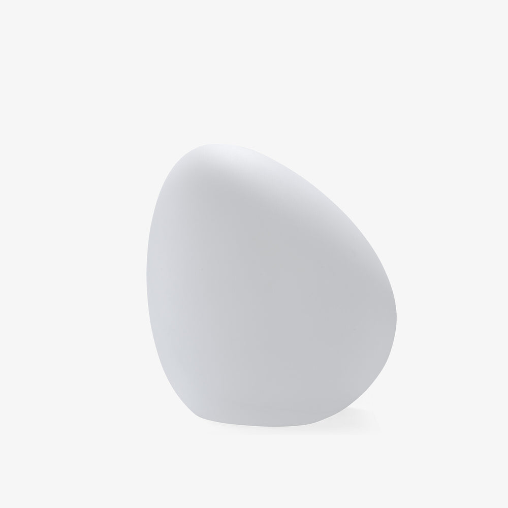 Lampa stołowa Dolmen — Ligne Roset, forma organiczna, widok z przodu, kolor jasny