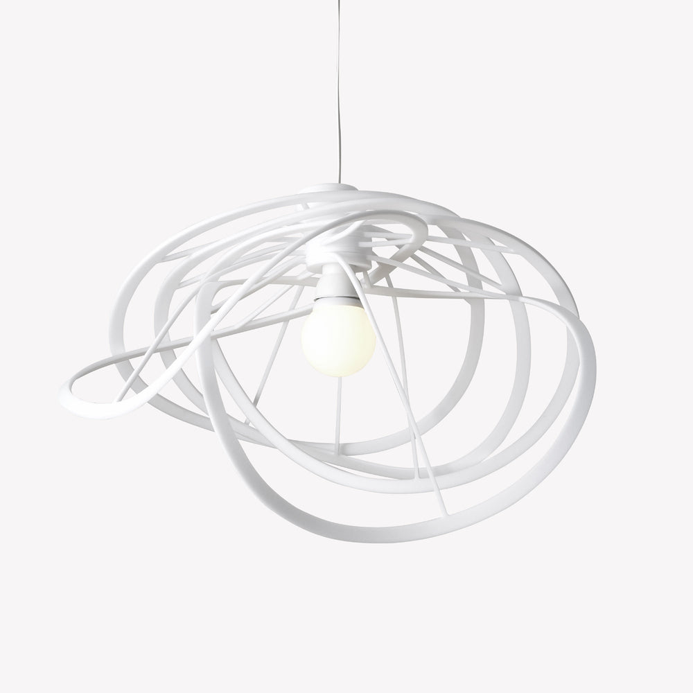 Lampa wisząca Bloom Large — Ligne Roset, konstrukcja z białych pierścieni, widok z przodu