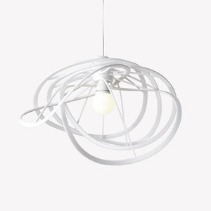 Lampa wisząca Bloom Large — Ligne Roset, konstrukcja z białych pierścieni, widok z przodu