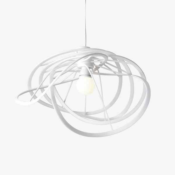 Lampa wisząca Bloom Large — Ligne Roset, konstrukcja z białych pierścieni, widok z przodu