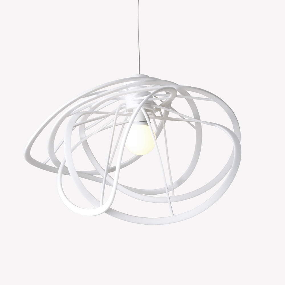 Lampa wisząca Bloom Large — Ligne Roset, konstrukcja z białych pierścieni, widok z przodu