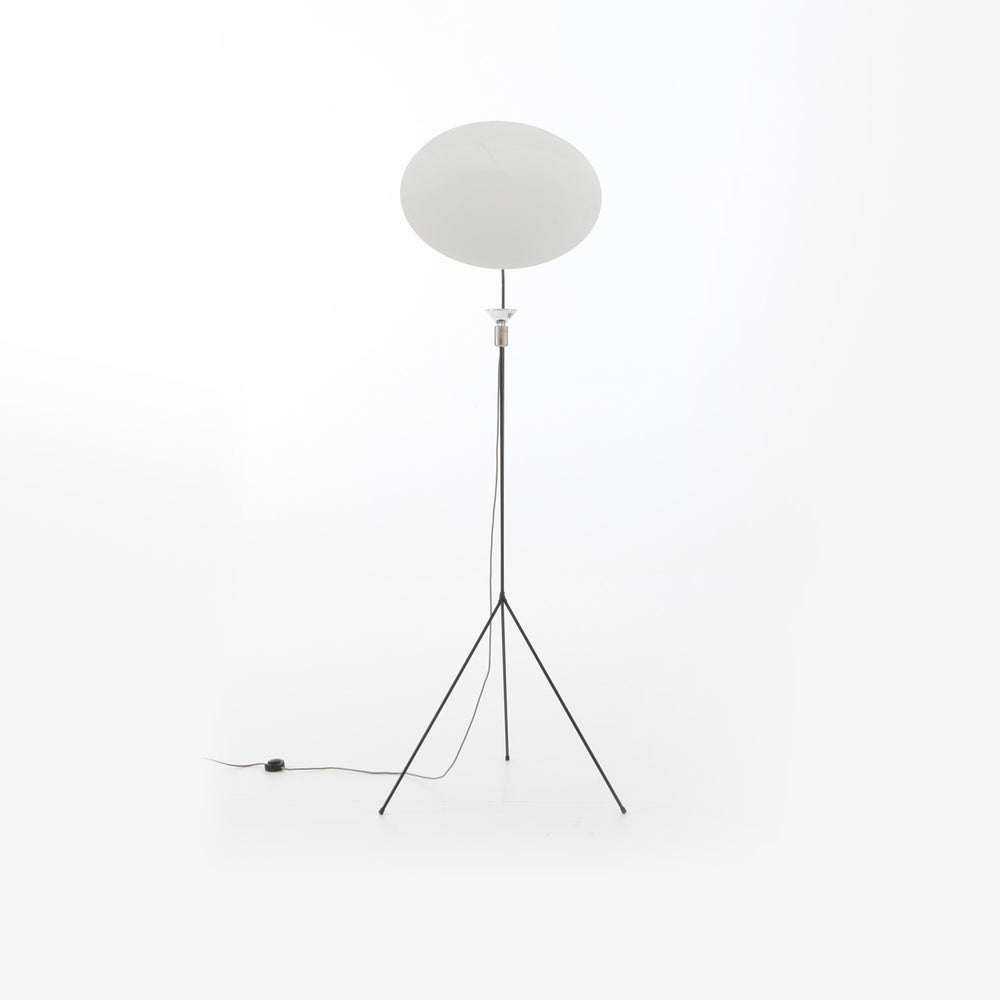 Lampa podłogowa Solveig — Ligne Roset, abażur owalny, metalowa konstrukcja, widok z przodu