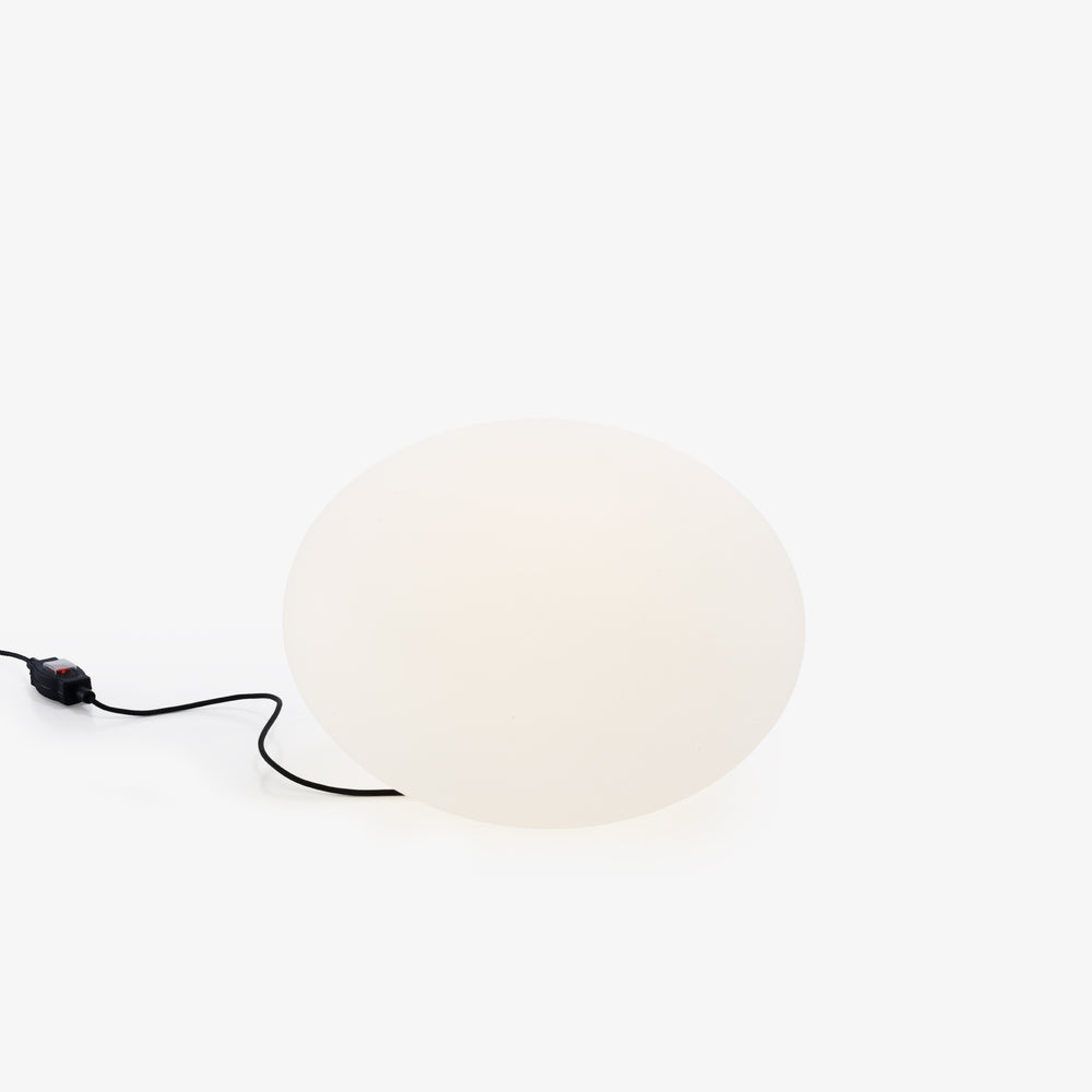 Lampa stołowa Globe Outdoor — Ligne Roset, kula mleczna, kabel zasilający, widok z przodu